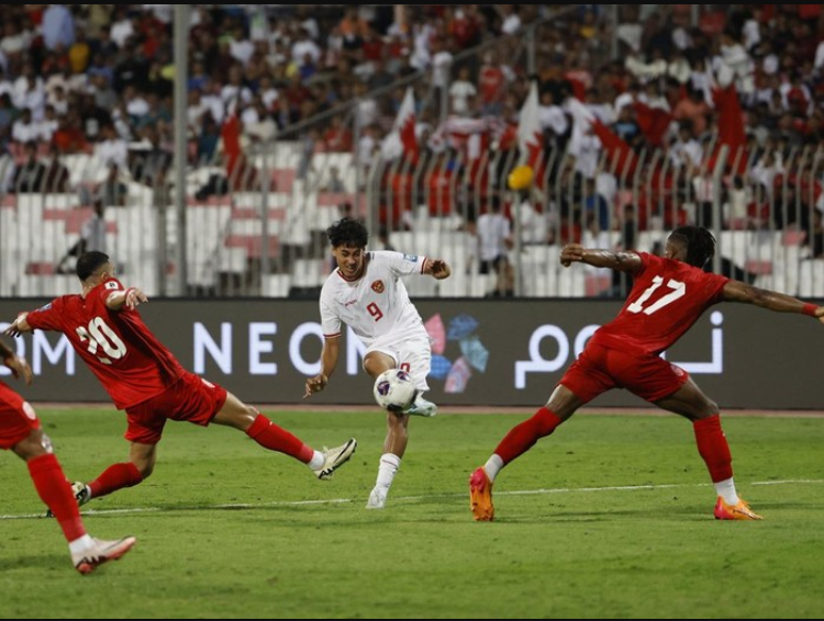 Potret Rafael Struick di laga Bahrain vs Indonesia. Foto: REUTERS/Hamad I Mohammed