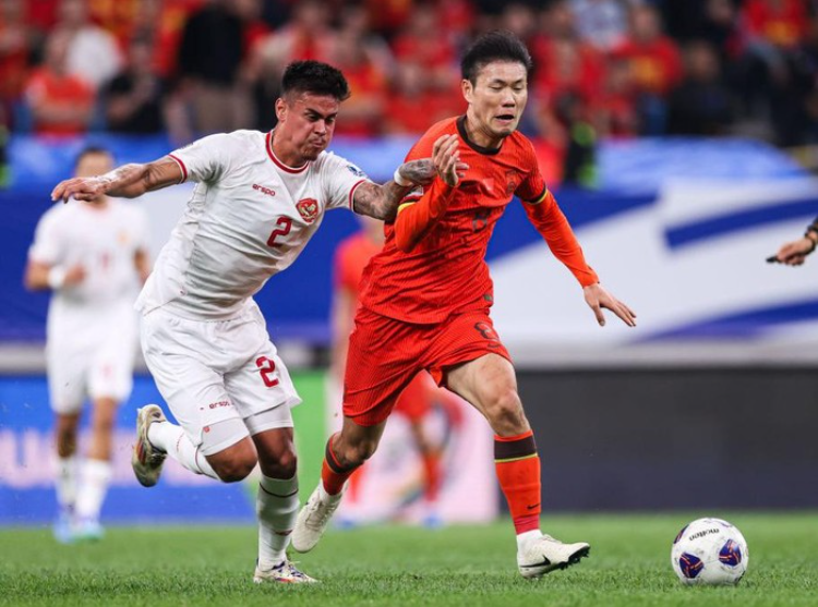 Duel pemain di laga China vs Indonesia di Kualifikasi Piala Dunia 2026 Zona Asia, Selasa (15/10/2024). Foto: Liu Lu/CFIDC/VCG via Getty Images