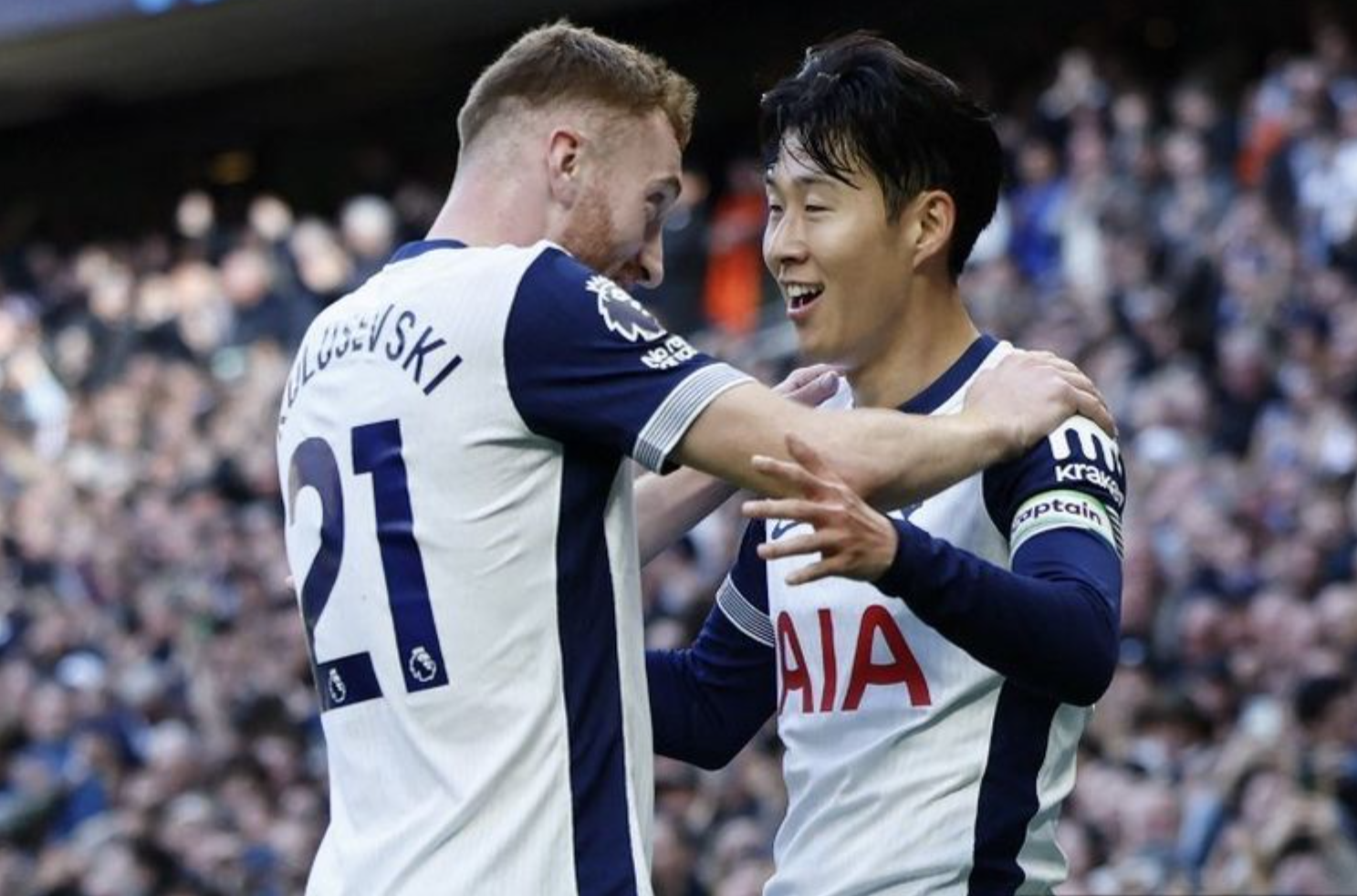 Son Heung-Min usai mencetak gol melawan West Ham. (Photo by BENJAMIN CREMEL / AFP).