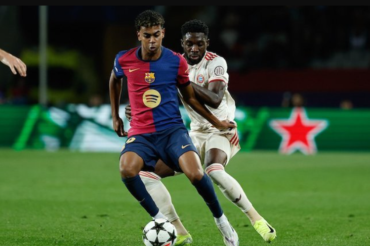 Lamine Yamal berduel di laga Barcelona vs Bayern, Liga Champions 2024/25. (c) AP Photo/Joan Monfort