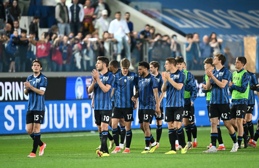 para pemain atalanta setelah pertandingan menyapa para pendukung. Foto: Reuters