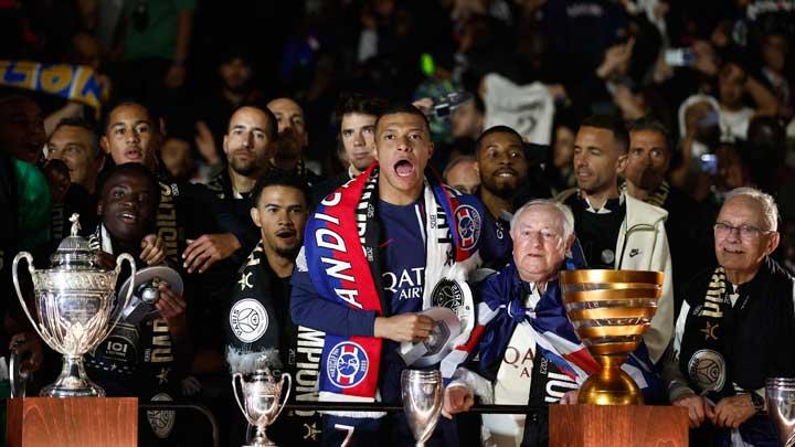 para pemain psg dan mbappe merayakan juara. Foto:  REUTERS/Benoit Tessier