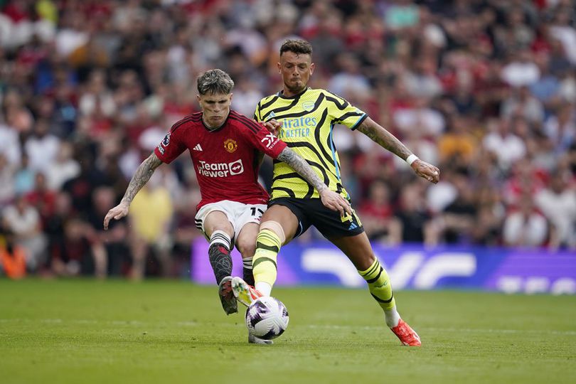 Duel antara Garnacho dan Ben White dalam laga Arsenal vs Mu. Foto:  (c) AP Photo/Dave Thompson