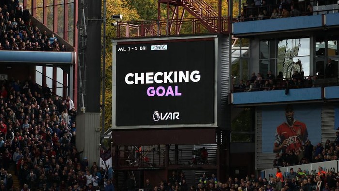 Video Assistant Referee (VAR) di Premier League. (Foto: Marc Atkins/Getty Images)