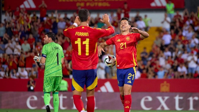 Mikel Oyarzabal dan Ferran Torres dalam laga Spanyol vs Andorra. Foto: (Getty Images/Fran Santiago)