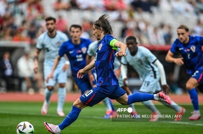 Luca Modric saat menendang penalti melawan Protugal. Foto: AFP/Patricia De Melo