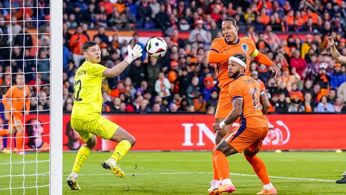 Pemain Timnas Belanda Virgil Van Dijk dan Memphis Depay. Foto: Getty Images/BSR Agency