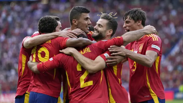 Para pemain Spanyol merayakan gol melawan Kroasia di Euro 2024. Foto: (AP Photo/Sergei Grits)