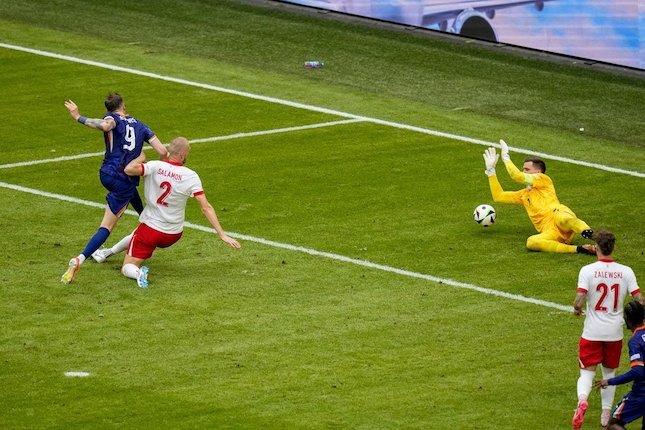 Wout Weghorst saat menjebol gawang Belanda di Euro 2024. Foto:  (c) AP Photo/Petr Josek