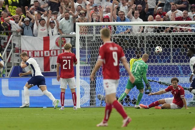 Harry Kane saat mencetak gol vs Denmark di Euro 2024. Foto: (c) AP Photo/Michael Probst