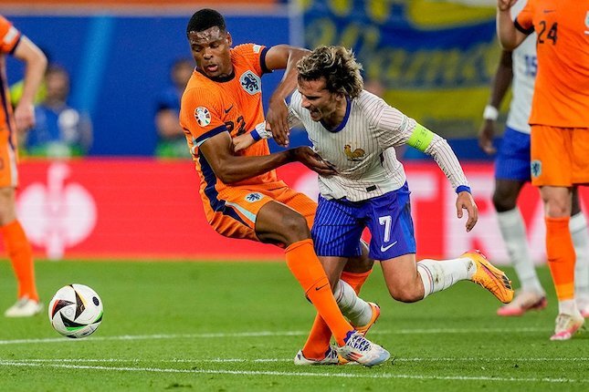 Antoine Griezmann saat berduel di laga Belanda vs Prancis di mactday kedua Euro 2024. Foto: (c) AP Photo/Antonio Calanni