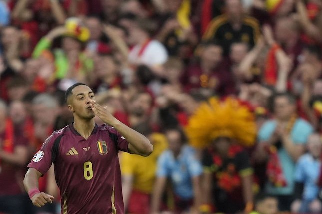 Youri Tielemans saat melawan Rumania di matchday kedua Euro 2024. (c) AP Photo/Martin Meissner