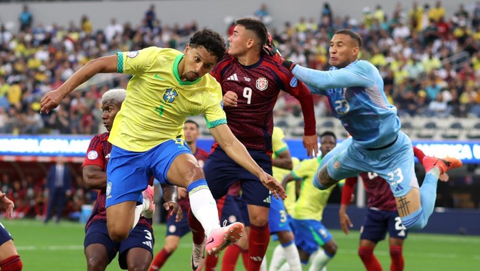 Marquinhos saat berduel di laga Brazil vs Kosta Rika Copa Amerika 2024. Foto: via Getty Images/Mark Leech/Offside