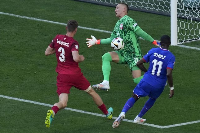 Peluang Ousmane Dembélé saat menghadapi Polandia. (c) AP Photo/Themba Hadebe