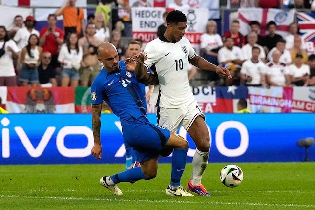 Jude Belingham berduel di laga Inggris vs Slovenia. (c) AP Photo/Frank Augstein