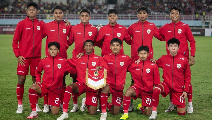 Para pemain Timnas Indonesia u16 melawan Filiphina. ANTARA FOTO/MOHAMMAD AYUDHA