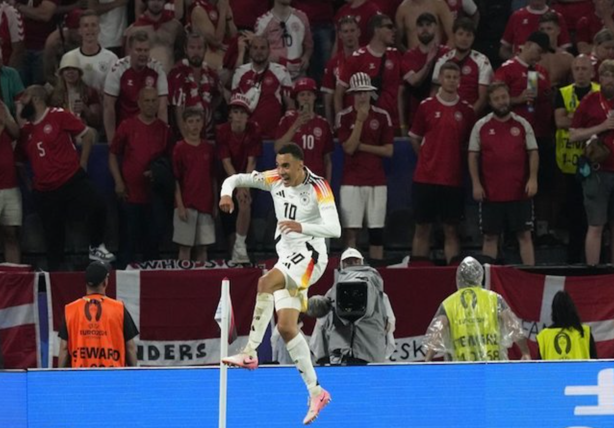 Selebrasi Jamal Musiala saat berhasil mencetak gol melawan Denmark. (c) AP Photo/Frank Augstein