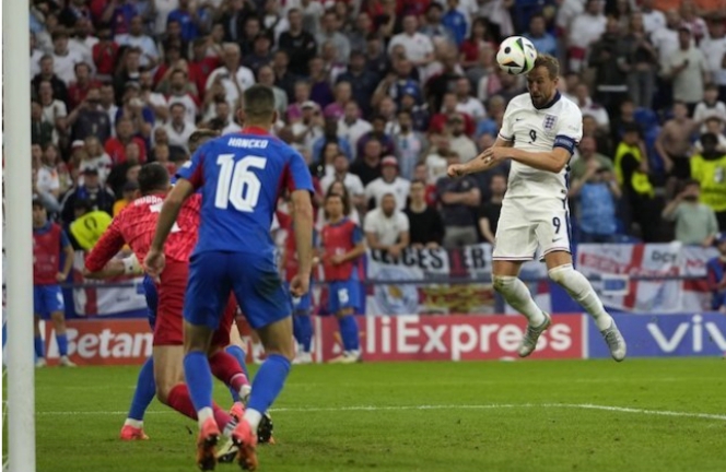 Aksi Harry Kane saat mencetak gol vs Slovakia. (c) AP Photo/Antonio Callani