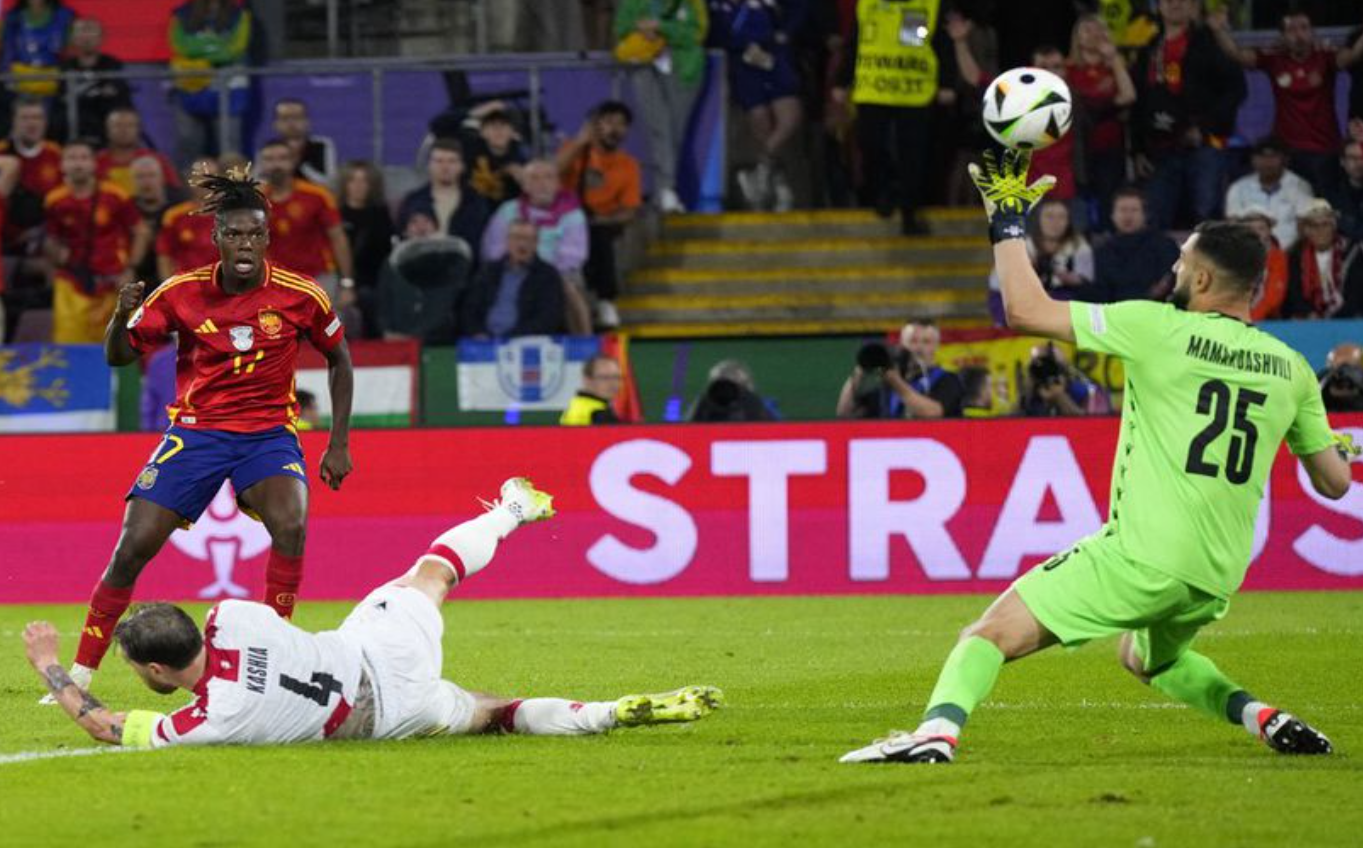 Nico Williams saat mencetak gol vs Georgia pada babak 16 besar Euro 2024. (c) AP Photo/Darko Vojinovic