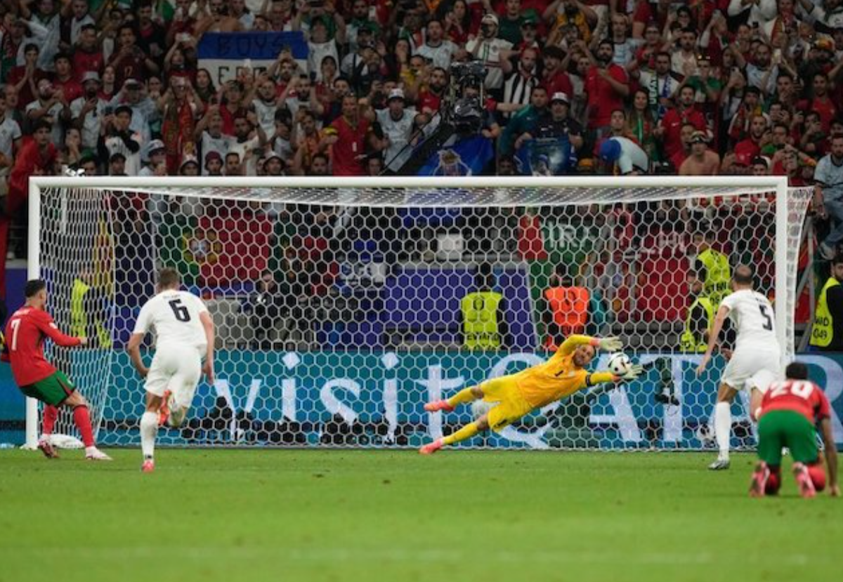 Momen tendangan penalti Ronaldo ditepis Jan Oblak. (c) AP Photo/Antonio Calanni