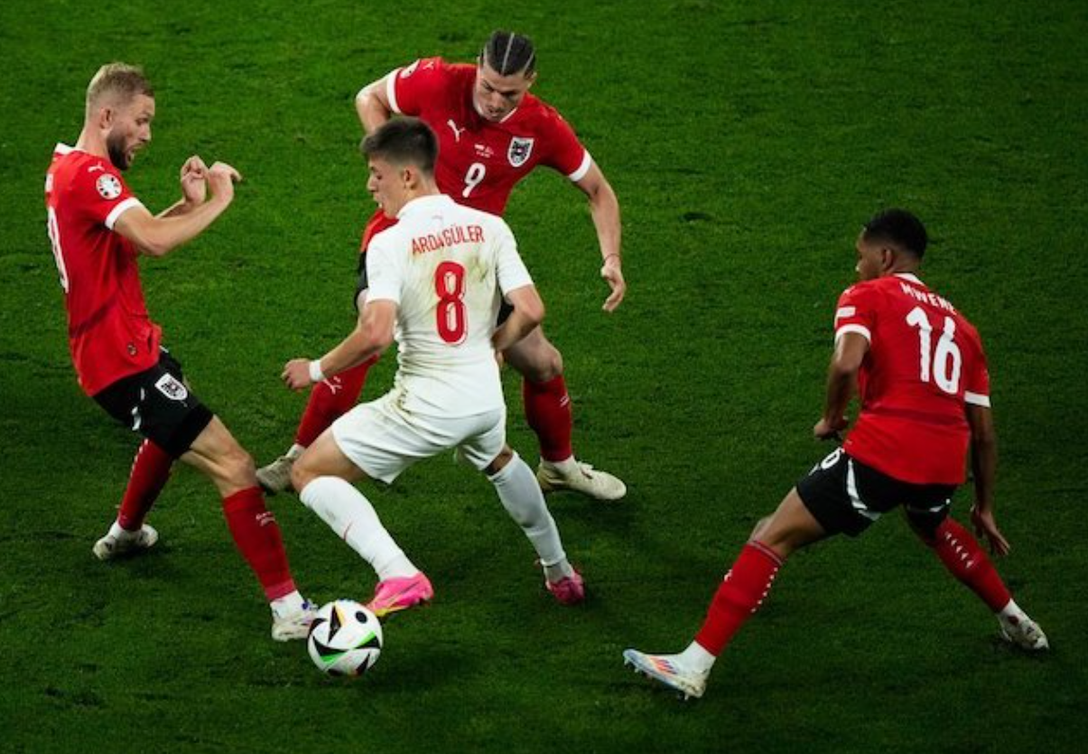 Aksi Arda Guler saat melawan Austria di babak 16 besar Euro 2024.  (c) AP Photo/Ebrahim Noroozi