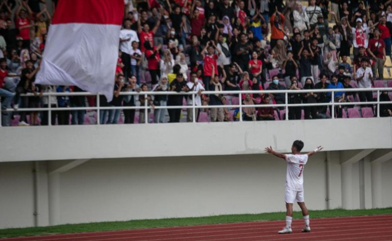 Zahaby Gholy saat merayakan gol dengan penonton di tribun stadion. ANTARA FOTO/Mohammad Ayudha