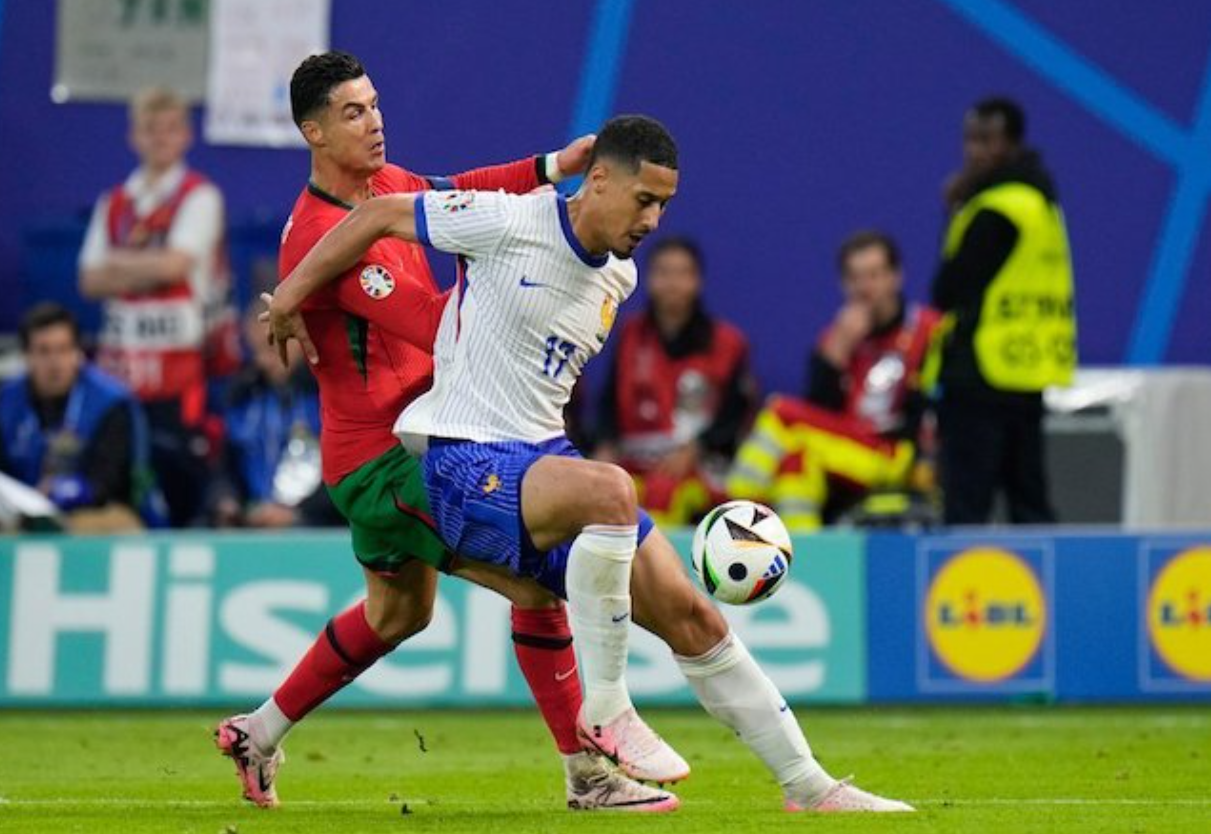 Duel antara Cristiano Ronaldo dan William Saliba di laga Portugal vs Prancis di babak 8 besar Euro 2024, Sabtu (6/7/2024). (c) AP Photo/Hassan Ammar