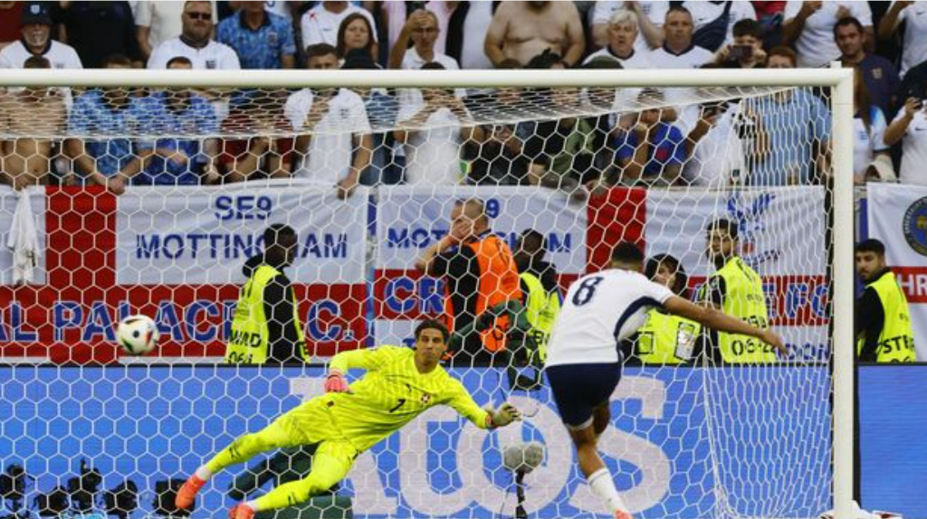 Trend Arnold saat menendang penalti melawan Swiss di Euro 2024. Foto: REUTERS/Wolfgang Rattay)