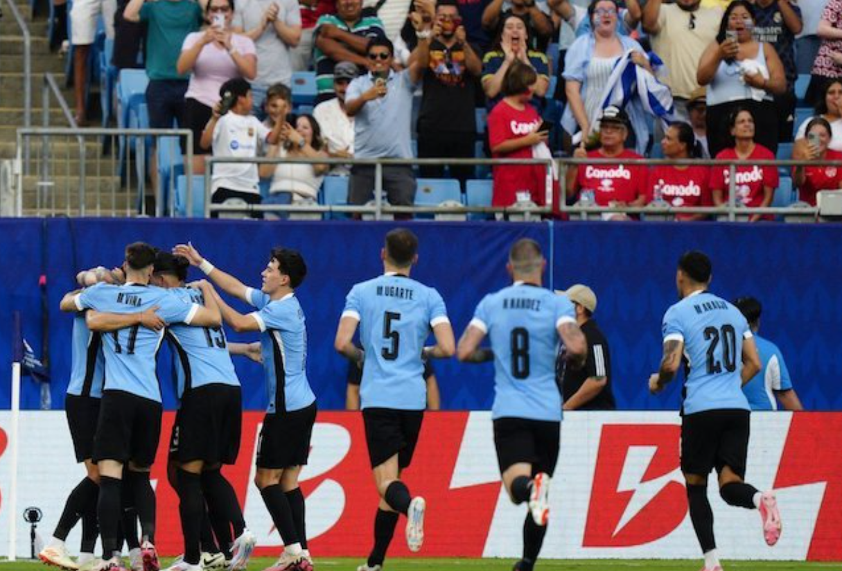 Para pemain merayakan gol Bentancur melawan Kanada di perebutan juara 3. (c) AP Photo/Jacob Kupferman