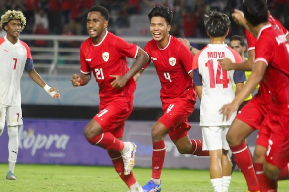 Para pemain Timnas Indonesia U19 merayakan gol melawan Filipina U19 di Asean Cup U19 2024. (c) Bola.com/Aditya Wani