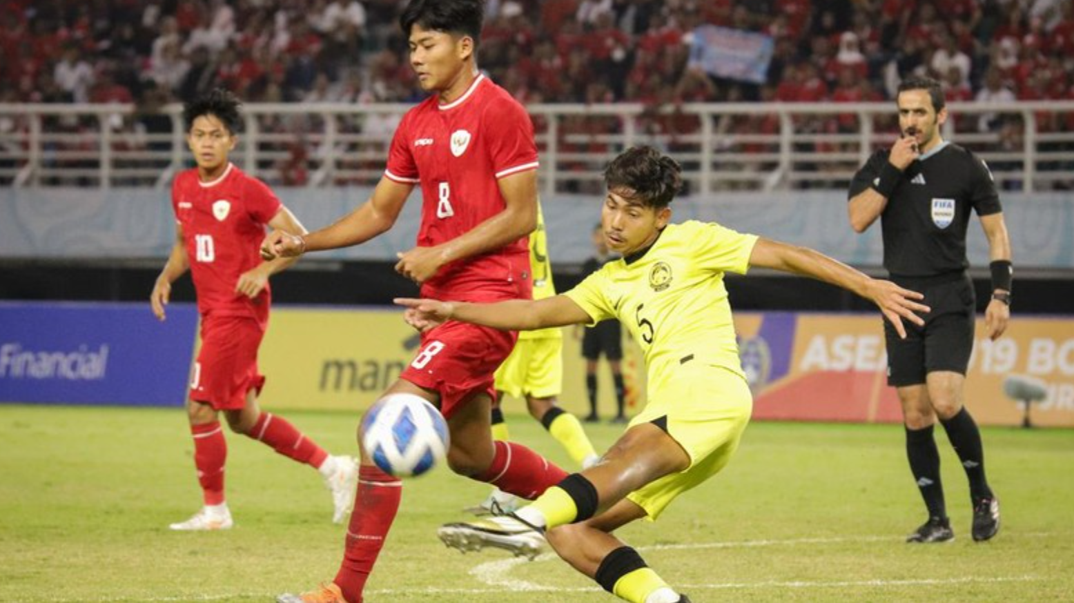 Duel Arkhan Kaka di laga melawan Malaysia semifinal AFF-U19 2024. ANTARA FOTO/Rizal Hanafi