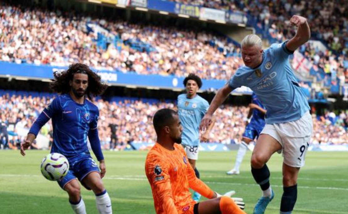 Aksi Erling Haaland saat mencetak gol melawan Chelsea di Stamford Bridge. (Foto: Action Images via Reuters/Peter Cziborra)