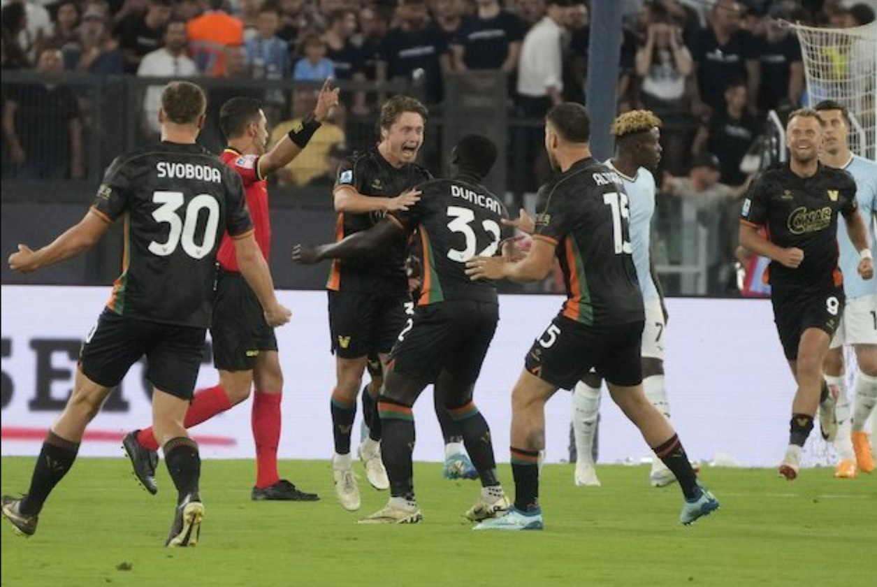 Selebrasi para pemain Venezia saat berhasil cetak gol lawan Lazio. (c) AP Photo/Gregorio Borgia