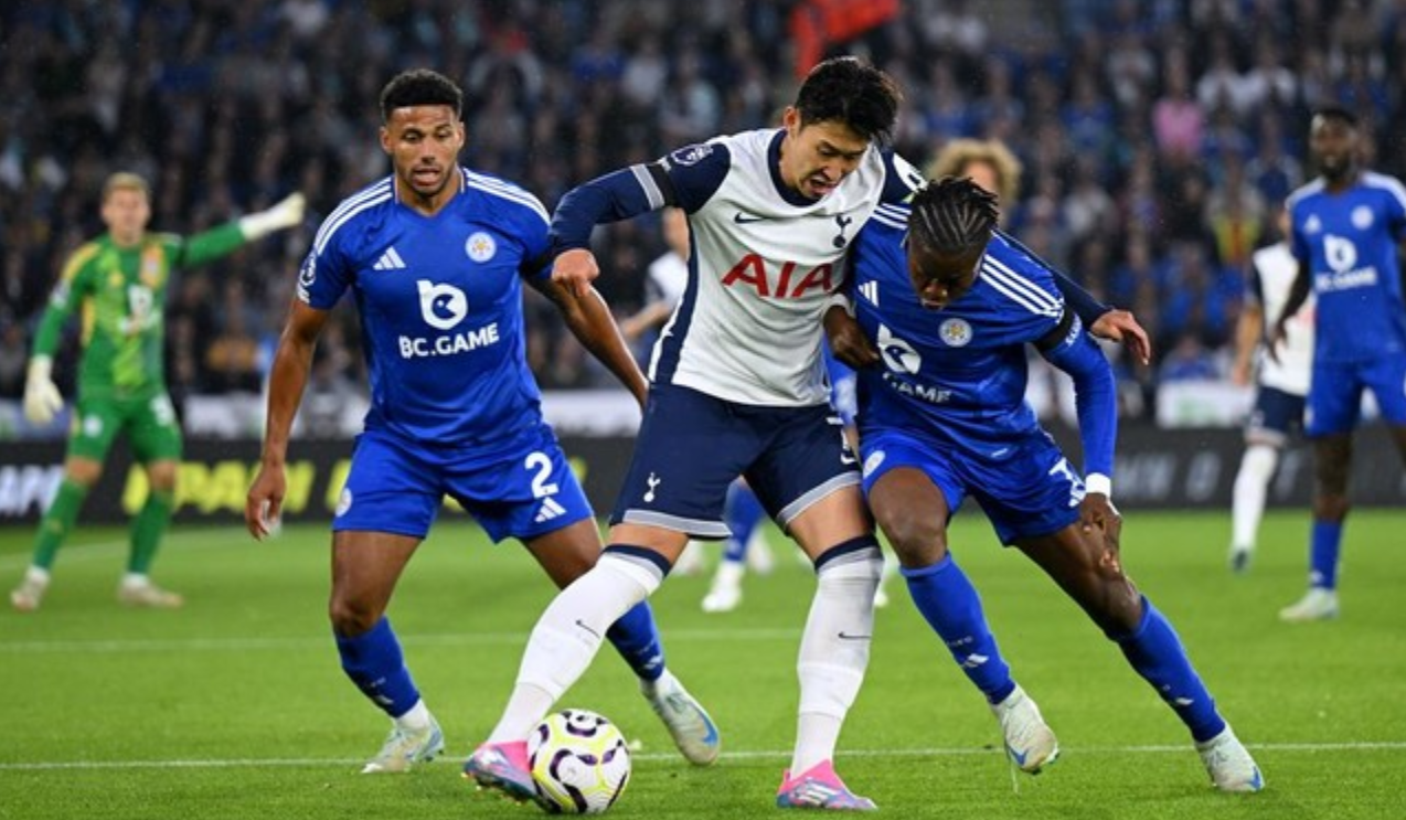 Son Heung-Min berduel di laga vs Leicester di King Power Stadium. Foto: Getty Images/Michael Regan