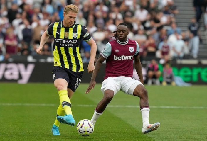 Kevin De Bruyne di laga melawan West ham 2024/25. (c) AP Photo/Frank Augstein