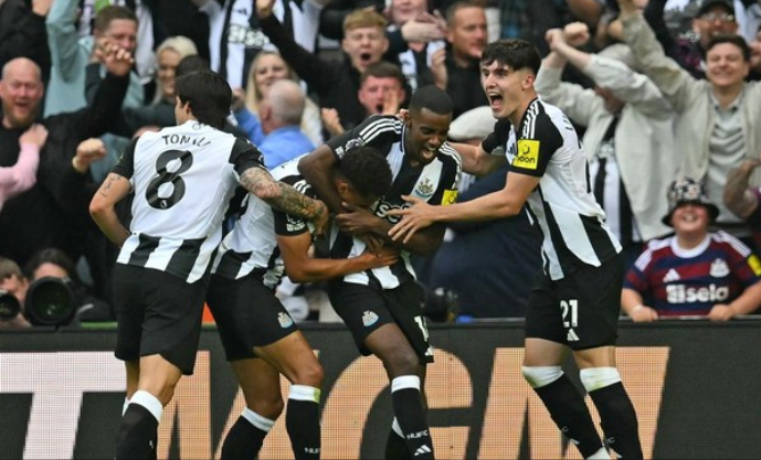 Selebrasi para pemain Newcastle saat menghadapi Spurs. (AFP/ANDY BUCHANAN)