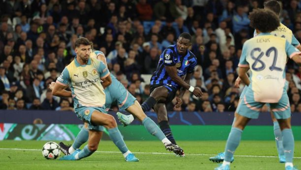 Marcus Thuram yang melakukan tembakan di laga Man City vs Inter. (Foto: REUTERS/Phil Noble)