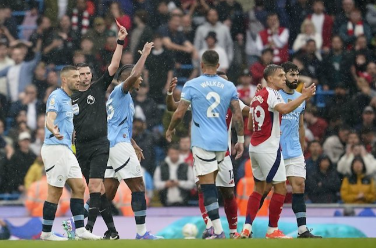 Momen saat Leandro Trossard mendapatkan kartu merah di laga Man City vs Arsenal 2024/25. (c) AP Photo/Dave Thomson