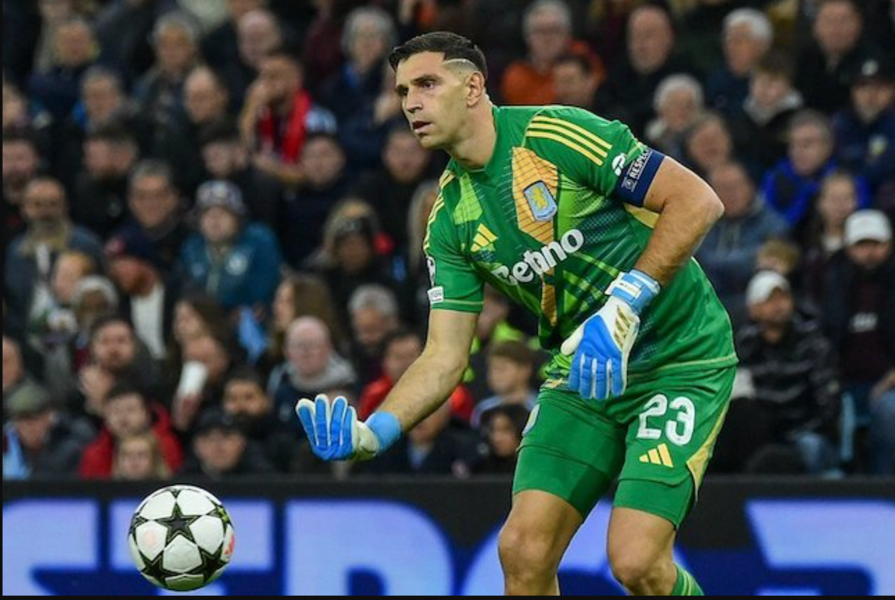 Aksi Emiliano Martinez di laga melwan Bayern Munich. (c) AP Photo/Rui Vieira